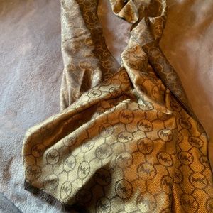 Michael Kors woman scarf